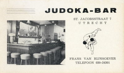 711377 Visitekaartje van Frans van Rijnsoever, Judoka-Bar, St. Jacobsstraat 7 te Utrecht, met op de achterzijde een ...